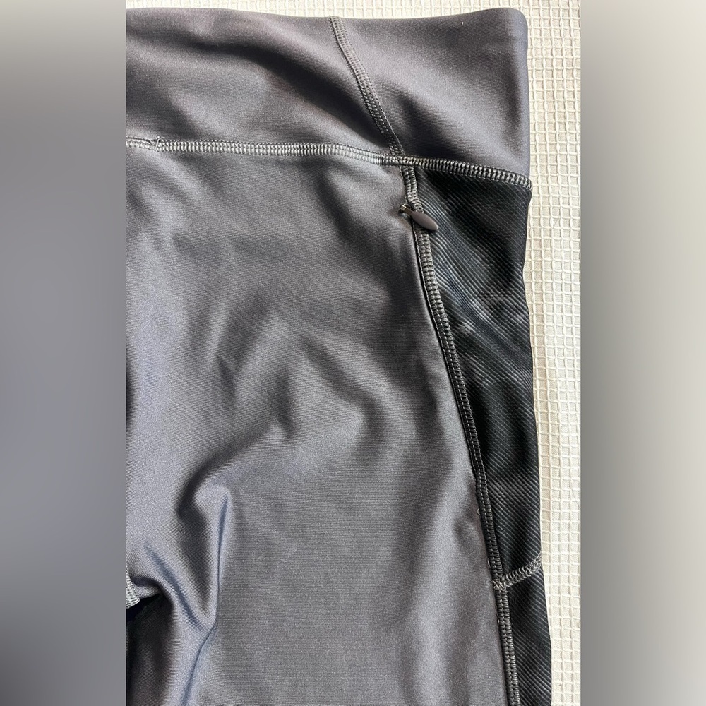 Under Armour Gray and Black Cropped Leggings Women’s Size Large - Picture 10 of 11